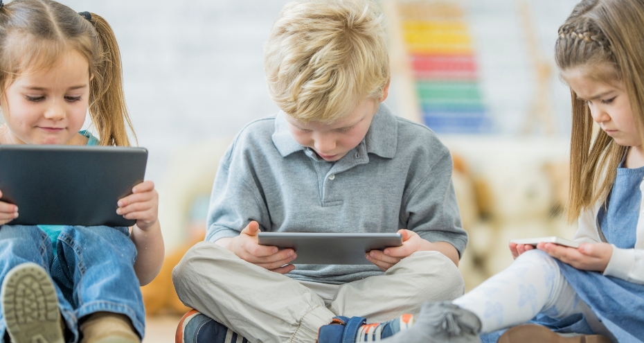 Uso dei dispositivi nei bambini: attenzione alla distanza di sicurezza