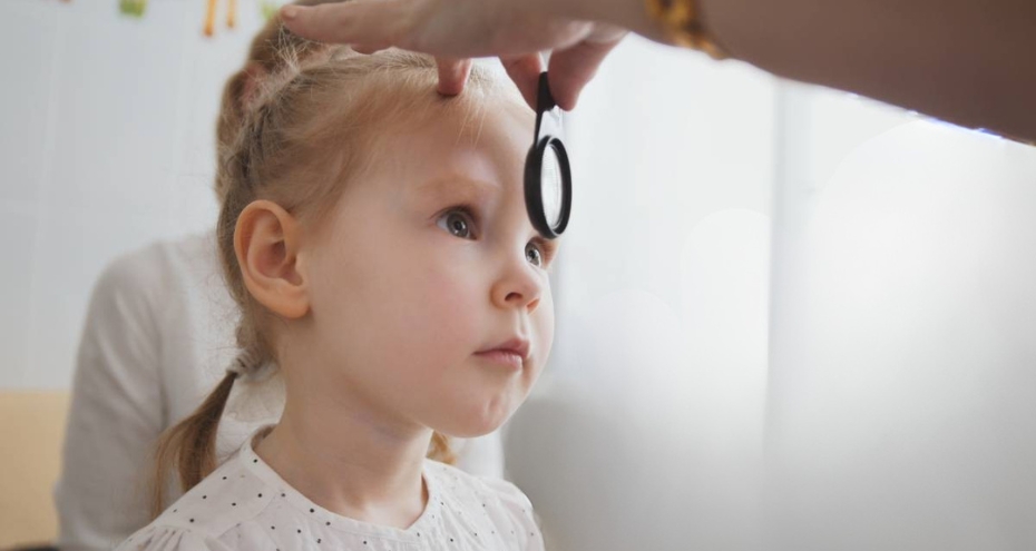 Occhi dei bambini: i campanelli d’allarme da non sottovalutare