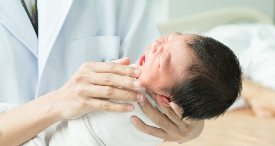 Come si effettua la visita oculista nel neonato? Guarda il video