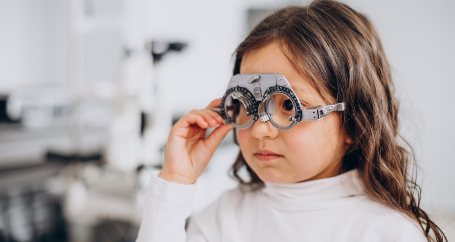 Miopia infantile: segnali, cause e soluzioni